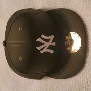 Olive Green New Era Yankee hat size 7 3/8  new